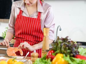 سلمون وخضار مشوية في مقلاة واحدة