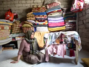  القافلة التي مساعدات إنسانية عبرت من حلب الواقعة في قبضة نظام الاسد والمليشيات الشيعية إلى شمال غرب سوريا