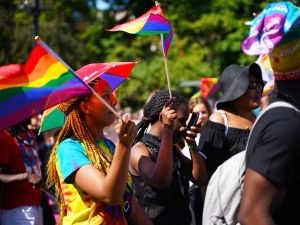 حقق مشرفون مع الطلبة المسلمين ويحاولون استدراجهم في الحديث بشان وجود ضغوطات من الاهل 