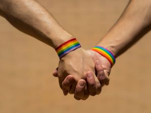 منظم الفعالية يحمل الجنسية العربية وحاول إقامة الفعالية ذاتها في بلده