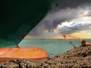 Tugboats aid stranded oil tanker in Suez Canal