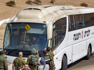حافلة تقل جنودا اسرائيليين ومستوطنين 