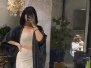 فتاة تخالف قائمة الذوق العام