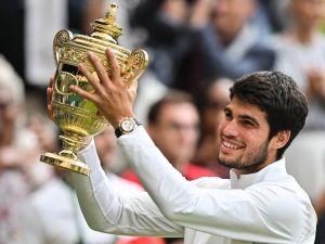 آلكاراز يحتفل بلقبه الأول في ويمبلدون (Photo by Glyn KIRK / AFP) 