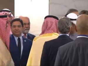 اشاد المعلقون على التمسك بالعادات والتقاليد العربية الخليجية في اي مكان وزمان