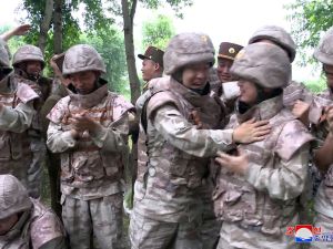 افراد من "الادارة العامة للصواريخ" في جيش كوريا الشمالية يحتفلون عقب تجربة اطلاق الصاروخ الباليستي الاسبوع الماضي