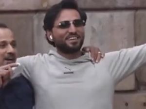 العراقيان موميكا ونجم يحرقان صفحات القرآن امام برلمان السويد