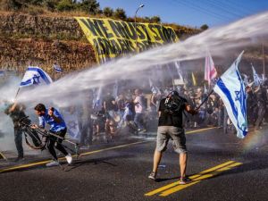 شرطة الاحتلال تستخدم المياه العادمة لتفريق المتظاهرين