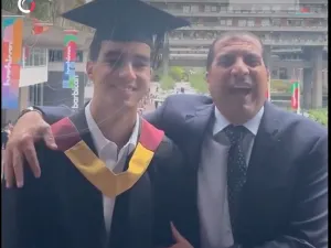 الداعية عمرو خالد محتضنا نجله بعد تخرجه من الجامعة