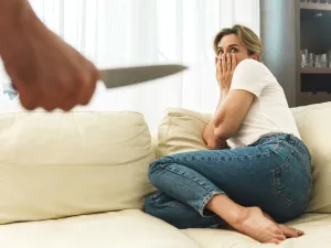  القاتل ارتكب جريمته وسلم نفسه حيث يخضع للتحقيق لمعرفة دوافع فعلته.