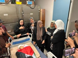 محافظة رام الله ليلى غنام مع والده الشهيد امام جثمانه