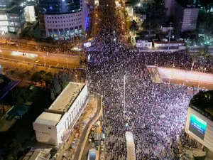 وتتواصل الاحتجاجات ضد رئيس الحكومة الاسرائيلية بسبب اقرار قوانين اللامعقولية وذلك للاسبوع الـ 30 على التوالي
