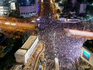 وتتواصل الاحتجاجات ضد رئيس الحكومة الاسرائيلية بسبب اقرار قوانين اللامعقولية وذلك للاسبوع الـ 30 على التوالي