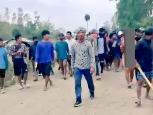 فيديو مروع يوثق اقتياد حشد لامراتين عاريتين قبل اغتصابهما جماعيا في الهند