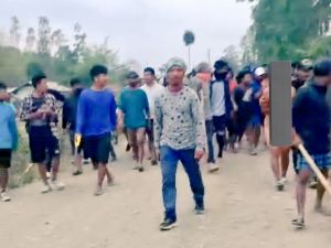 فيديو مروع يوثق اقتياد حشد لامراتين عاريتين قبل اغتصابهما جماعيا في الهند