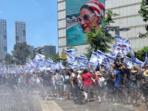 الاحتجاجات ضد التعديلات القضائية تشل اسرائيل