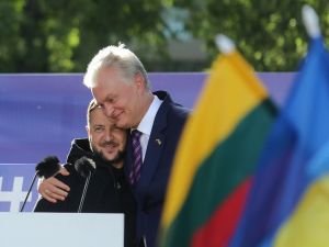 الرئيس الليتواني جيتاناس ناوسيدا محتضنا زيلينسكي عقب القاء الاخير كلمة امام حشد في فيلنيوس