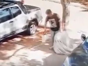 بيدوفيلي يخطف طفلة بمساعدة عشيقته ويجرها لشقته داخل حقيبة