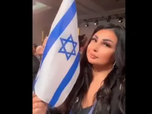 الاعلامية اللبنانية ماريا معلوف تشارك فيديو تلوح فيه بعلم اسرائيل