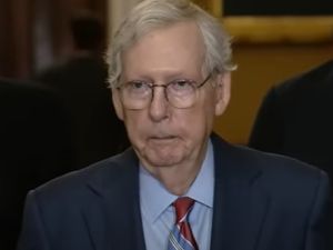 زعيم الجمهوريين يتسمّر كالصنم خلال مؤتمر صحفي (فيديو)