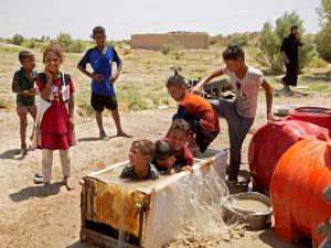 عراقيون يفرون من درجات الحرارة المرتفعة التي تأثرت بها بلادهم