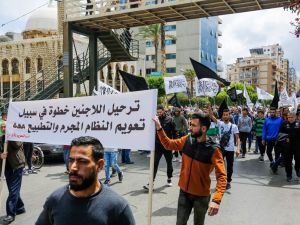 رحلت السلطات اللبنانية قسرا عشرات اللاجئين السوريين الى بلادهم الامر الذي اثار انتقاد المنظمات الدولية 