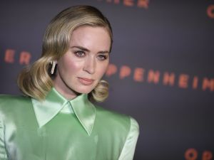  Emily Blunt suffered a wardrobe malfunction