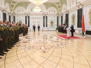 رئيس بيلاروس الكساندر لوكاشينكو يلقي كلمة خلال حفل تكريم لخريجي مؤسسات عسكرية تعليمية عليا في مينسك