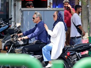 ملصق لممثلة بلا حجاب يتسبب بحظر مهرجان سينمائي في إيران