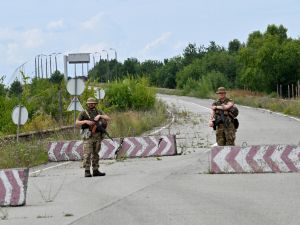 جنود اوكرانيون يقومون بدورية قرب الحدود مع بيلاروس