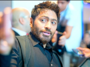  Tamer Hosny cries, stops concert after fan faints
