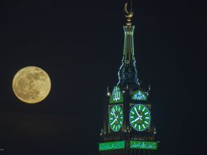 القمر العملاق 