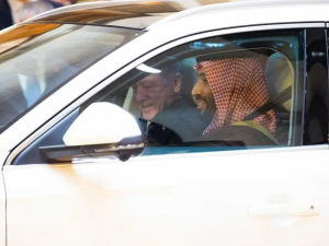 الأمير محمد بن سلمان يصطحب أردوغان بسيارة "توغ" التركية