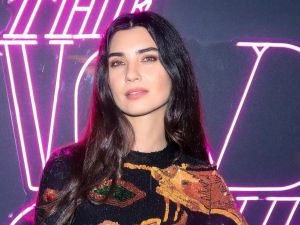 Tuba Büyüküstün İngilizce konuşuyor ve videosu sosyal medyada viral oluyor.. izle! Tuba Büyüküstün speaks English and the video goes viral on social media.. watch!