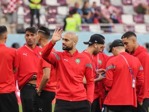 Morocco's midfielder #04 Sofyan Amrabat (C) waves to the fans prior to the Qatar 2022 World Cup third place play-off football match between Croatia and Morocco at Khalifa International Stadium in Doha on December 17, 2022. (Photo by KARIM JAAFAR / AFP)