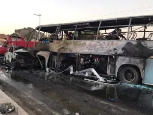 مقتل 34 شخصا على الأقل في حادث سير مروع