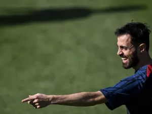 Portugal’s midfielder Bernardo Silva gestures as he attends a training session at Cidade do Futebol in Oeiras, outskirts of Lisbon on June 13, 2023 ahead of their UEFA Euro 2024 Group J qualifiers match against Bosnia and Herzegovina. Portugal will play against Bosnia-Herzegovina on June 17, 2023 and against Iceland on June 20, 2023 in their UEFA Euro 2024 group J qualification matches. (Photo by Patricia DE MELO MOREIRA / AFP)