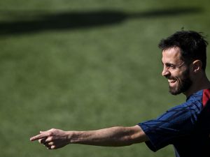 Portugal’s midfielder Bernardo Silva gestures as he attends a training session at Cidade do Futebol in Oeiras, outskirts of Lisbon on June 13, 2023 ahead of their UEFA Euro 2024 Group J qualifiers match against Bosnia and Herzegovina. Portugal will play against Bosnia-Herzegovina on June 17, 2023 and against Iceland on June 20, 2023 in their UEFA Euro 2024 group J qualification matches. (Photo by Patricia DE MELO MOREIRA / AFP)