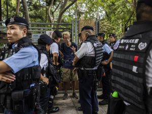 الرجل المشتبه به، الذي تم القبض عليه، يبلغ من العمر 25 عامًا