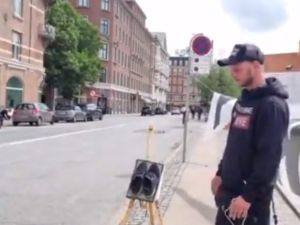 متطرف دنماركي يضرم النيران في نسخة من المصحف الشريف