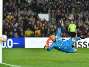 Manchester United's Spanish goalkeeper David de Gea dives for the ball during the UEFA Europa League round of 32 first-leg football match between FC Barcelona and Manchester United at the Camp Nou stadium in Barcelona, on February 16, 2023. (Photo by Pau BARRENA / AFP)