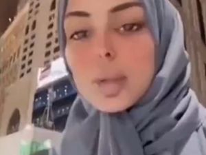 ظهرت الفتاة في صحن المطاف على بُعد أمتار قليلة من الكعبة المشرفة