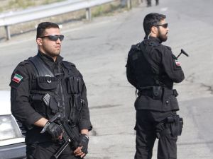 عنصران من الأمن الايراني