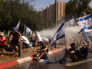 اغلاق الطرقات المؤدية إلى الكنيست (أ ف ب)