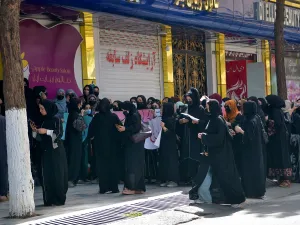 طالبان تفرق بالقوة تظاهرة نسائية في كابول ضد اغلاق صالونات التجميل
