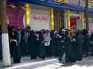 طالبان تفرق بالقوة تظاهرة نسائية في كابول ضد اغلاق صالونات التجميل