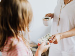 كيف تعلم أطفالك الإدارة المالية والتوفير؟