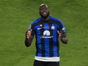 Inter Milan's Belgian forward #90 Romelu Lukaku reacts after missing an opportunity during the UEFA Champions League final football match between Inter Milan and Manchester City at the Ataturk Olympic Stadium in Istanbul, on June 10, 2023. (Photo by BULENT KILIC / AFP)