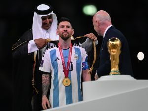 لحظة تتويج ميسي بكأس العالم في قطر
