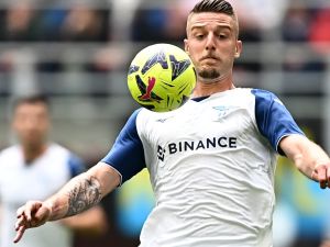 Lazio's Serbian midfielder Sergej Milinkovic-Savic controls the ball during the Italian Serie A football match between Inter Milan and Lazio at San Siro Stadium in Milan, on April 30, 2023. (Photo by GABRIEL BOUYS / AFP)